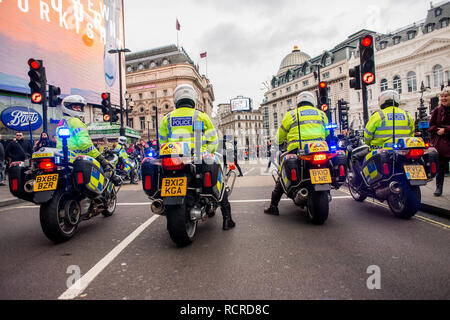 Polizei Motorradfahrer, Escort und die Straßen vor jedem Verkehr für eine geplante Straße Demonstration durch die Straßen von Central London, UK. Stockfoto