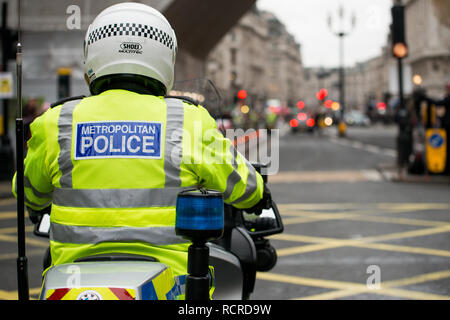 Polizei Motorradfahrer, Escort und die Straßen vor jedem Verkehr für eine geplante Straße Demonstration durch die Straßen von Central London, UK. Stockfoto