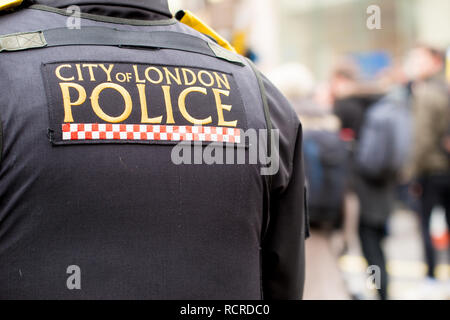 Stadt London Polizisten Begleitung und Überwachung der Großbritannien ist gebrochen - allgemeine Wahl jetzt Straße Demonstration durch die Innenstadt von London, UK. Stockfoto