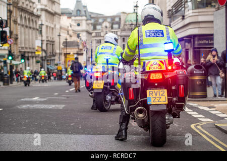 Polizei Motorradfahrer, Escort und die Straßen vor jedem Verkehr für eine geplante Straße Demonstration durch die Straßen von Central London, UK. Stockfoto