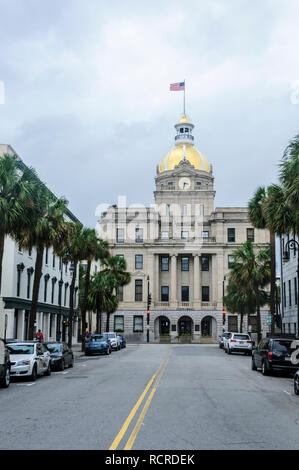 Savannah, GA -10/19/18: Rathaus und Dom mit gold Dach in Savannah, Georgia Stockfoto