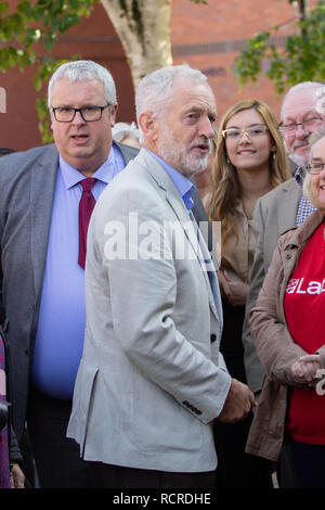 Jeremy Corbyn und Ian Cooper (MP Kandidat für Halesowen und Rowley Regis) am Arbeitsmarkt Rallye in Halesowen Stockfoto