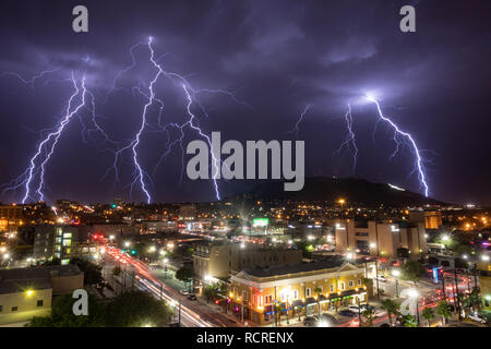 Mehrere Blitzeinschläge in der Umgebung der Franklin Mountains wie von der Innenstadt von El Paso, Texas, bei Nacht, mit dem Stern auf dem Berg sichtbar. Stockfoto