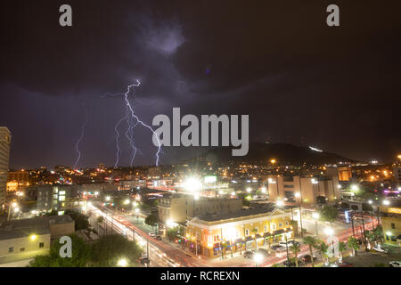 Gewitter über der Innenstadt von El Paso, Texas Stockfoto