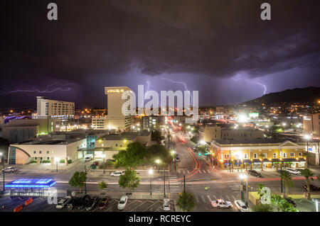 Cloud zu Boden Blitz von einem Gewitter über El Paso, Texas, als von der Innenstadt gesehen Stockfoto