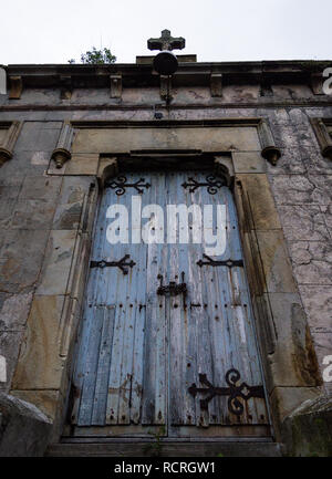 Blau grunge hölzerne Kirche Tür in der Mauer. Stockfoto