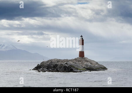 'Les éclaireurs 'Leuchtturm in den Beagle Kanal in Ushuaia, häufig für den Leuchtturm am Ende der Welt verwechselt, beherbergt eine Kolonie der Kormorane Stockfoto