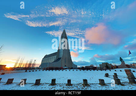 Die Kirche Hallgrimskirkja bei Sonnenaufgang in Reykjavik, Island Stockfoto