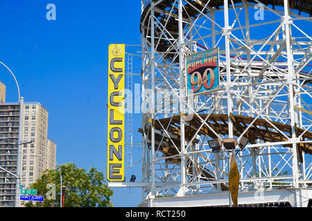 Coney Island Cyclone Achterbahn - ein historisches Wahrzeichen in einem New York Karneval. Zeigt den gebogenen Rand und Spuren, und "Cyclone" zu unterzeichnen. Stockfoto