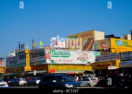Coney Island, NY: Nathan's berühmten Hot Dog stand auf Coney Island in New York, NY Street View der Nahrungskette Logo auf der Außenseite banner Stockfoto