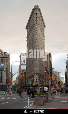 Allgemeine Ansicht GV des Flatiron Building, ursprünglich der Fuller Building, eine dreieckige 22-Story, 285 Fuß (87 m) hoch Stahlrahmen landmarke Stockfoto