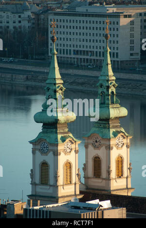 Eine Nahaufnahme der St. Anne Pfarrei von Upper Watertown von der Fischerbastei mit der Donau im Hintergrund, Budapest, Ungarn Stockfoto