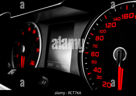 Nahaufnahme von einem Tachometer im Auto. Das Armaturenbrett. Dashboard details mit Anzeigelampen. Auto Instrumententafel. Armaturenbrett mit Tachometer, Drehzahlmesser Stockfoto