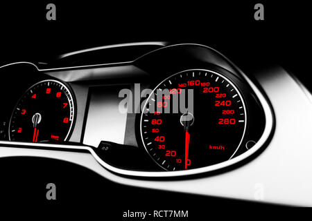 Nahaufnahme von einem Tachometer im Auto. Das Armaturenbrett. Dashboard details mit Anzeigelampen. Auto Instrumententafel. Armaturenbrett mit Tachometer, Drehzahlmesser Stockfoto