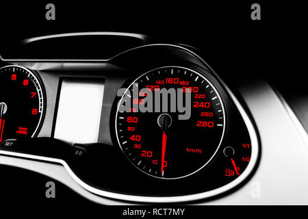 Nahaufnahme von einem Tachometer im Auto. Das Armaturenbrett. Dashboard details mit Anzeigelampen. Auto Instrumententafel. Armaturenbrett mit Tachometer, Drehzahlmesser Stockfoto