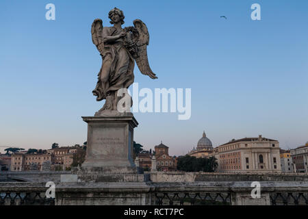 Engel Figur auf der berühmten Ponte Sant'Angelo, die überspannt den Fluss Tiber vor der massiven Castel Sant'Angelo Stockfoto