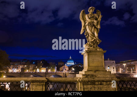 Engel Figur auf der berühmten Ponte Sant'Angelo, die überspannt den Fluss Tiber vor der massiven Castel Sant'Angelo Stockfoto