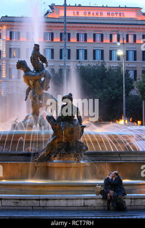 Intimen moment in Rom, am Brunnen der Najaden in der Piazza della Repubblica. Stockfoto