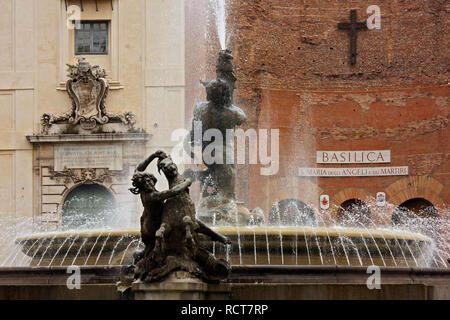 Brunnen der Najaden in Rom Piazza della Repubblica, mit der Basilika Santa Maria degli Angeli e dei Martiri im Hintergrund Stockfoto