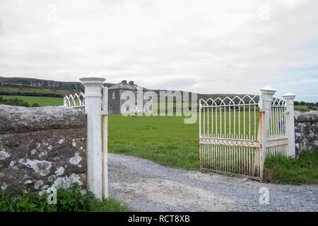 Die weißen Tore von Pater Ted Haus im Burren, County Clare, Irland. Stockfoto