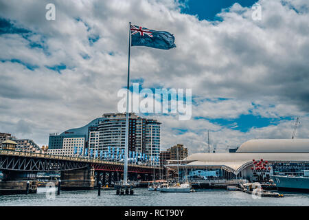 22. Dezember 2018, Sydney Australien: Riesige Australische Flagge in der Mitte des Darling Harbour in Sydney NSW Australien Stockfoto