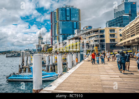 22. Dezember 2018, Sydney Australien: Streetview der King Street Wharf mit Menschen und modernen internationalen Turm Gebäude im Hintergrund in Sydney NSW Stockfoto