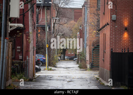 MONTREAL, KANADA - 6. NOVEMBER 2018: typisch Nordamerikanischen mittleren Einkommen Wohnstraße im Herbst in Montreal, Quebec, während eines regnerischen Tag, mit Stockfoto