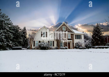Ein schönes Haus nach einem Schneesturm Stockfoto