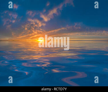 Wolken bei Sonnenuntergang oder Sonnenaufgang, die sich im ruhigen Wasser spiegeln Stockfoto