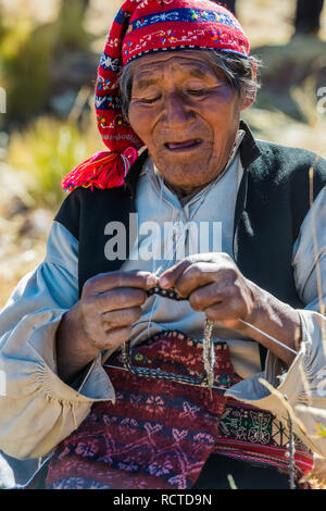 Puno, Peru - 25. Juli 2013: alte Weberei in den peruanischen Anden auf Taquile Island auf Puno Peru am 25. Juli 2013. Stockfoto