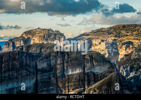 Die Klöster von Meteora Varlaam und Grand, auf den Felsen gebaut, Berglandschaft, Meteore, Trikala, Thessalien, Griechenland Stockfoto