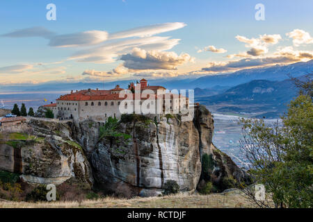 Agios Stephanos oder Saint Stephen Kloster auf dem großen Felsen mit Berge und Stadt Landschaft im Hintergrund, Meteore, Trikala, Thessalien, G Stockfoto