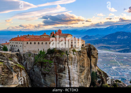 Agios Stephanos oder Saint Stephen Kloster auf dem großen Felsen mit Berge und Stadt Landschaft im Hintergrund, Meteore, Trikala, Thessalien, G Stockfoto