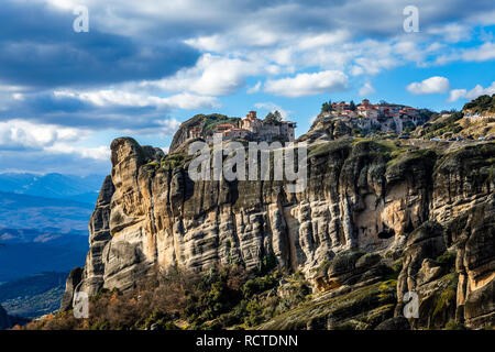 Die Klöster von Meteora Varlaam und Grand, auf den Felsen gebaut, Berglandschaft, Meteore, Trikala, Thessalien, Griechenland Stockfoto