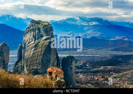 Das Kloster Roussanou unter den steilen Klippen, mit Dorf und die Berge Panorama Kastraki, Kalampaka, Trikala, Thessalien, Griechenland Stockfoto