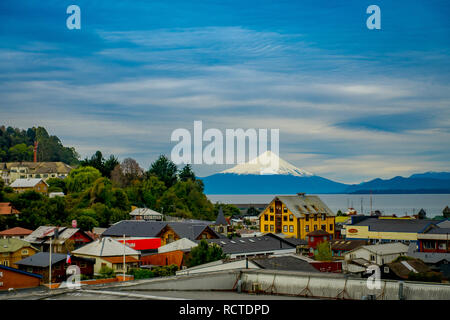 PUERTO VARAS, CHILE, September, 23, 2018: Die Stadt von Puerto Varas mit Vulkan Osorno auf dem Hintergrund Stockfoto