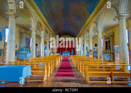 CHILOE, CHILE - September 27, 2018: Indoor Ansicht der hölzernen Kirche gemacht in Chonchi, Chiloe Insel in Chile. Nuestra Señora del Rosario Stockfoto