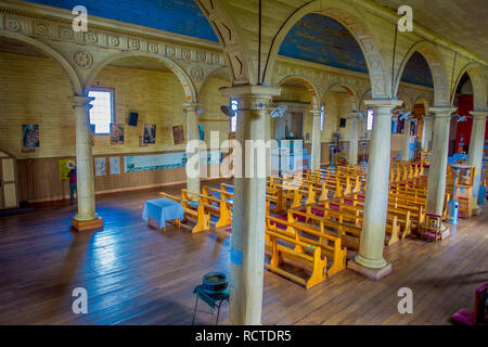 CHILOE, CHILE - September 27, 2018: Indoor Ansicht der hölzernen Kirche gemacht in Chonchi, Chiloe Insel in Chile. Nuestra Señora del Rosario Stockfoto