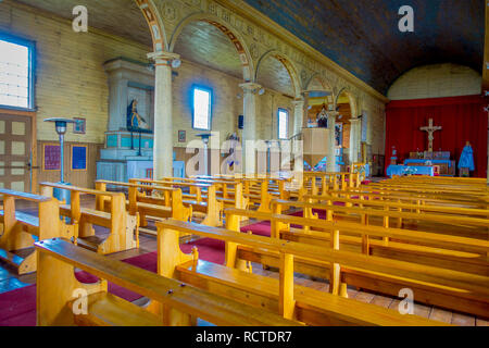 CHILOE, CHILE - September 27, 2018: Indoor Ansicht der hölzernen Kirche gemacht in Chonchi, Chiloe Insel in Chile. Nuestra Señora del Rosario Stockfoto