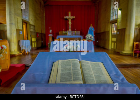 CHILOE, CHILE - September 27, 2018: Indoor Ansicht der hölzernen Kirche gemacht in Chonchi, Chiloe Insel in Chile. Nuestra Señora del Rosario Stockfoto