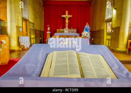 CHILOE, CHILE - September 27, 2018: Indoor Ansicht der hölzernen Kirche gemacht in Chonchi, Chiloe Insel in Chile. Nuestra Señora del Rosario Stockfoto