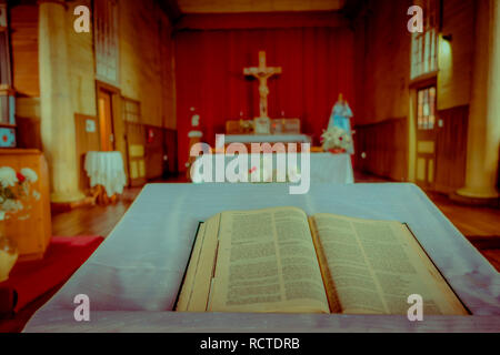 CHILOE, CHILE - September 27, 2018: Indoor Ansicht der hölzernen Kirche gemacht in Chonchi, Chiloe Insel in Chile. Nuestra Señora del Rosario Stockfoto