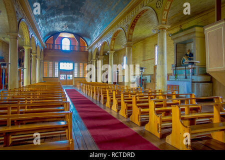 CHILOE, CHILE - September 27, 2018: Indoor Blick auf Kirche in Chonchi, Chiloe Insel in Chile. Nuestra Señora del Rosario Stockfoto