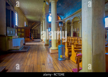 CHILOE, CHILE - September 27, 2018: Indoor Blick auf Kirche in Chonchi, Chiloe Insel in Chile. Nuestra Señora del Rosario Stockfoto