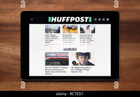 Auf der Website der Huffington Post gesehen auf einem iPad Tablet, der ruht auf einem Holztisch (nur redaktionelle Nutzung). Stockfoto