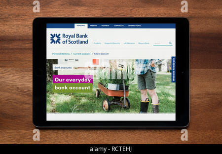 Die Website der Royal Bank of Scotland (RBS) gesehen wird, auf einem iPad Tablet, der ruht auf einem Holztisch (nur redaktionelle Nutzung). Stockfoto