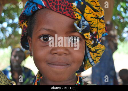 Eine helle Augen, grübchen Fulbe Mädchen Lächeln für die Kamera im Niger, Afrika Stockfoto