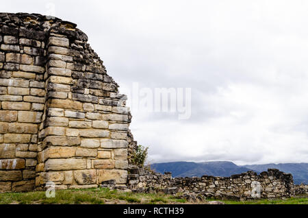 Ruinen von Kuelap Festung auf 3000 Meter über dem Meeresspiegel im nordwestlichen Anden, Amazonas, Peru. Kuelap ist Prä-inka-archäologische Stätte. Stockfoto