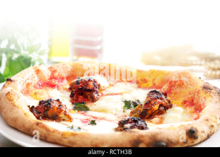 Ganz frisch gebackene Pizza mit Fleischbällchen gekrönt Stockfoto