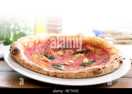 Ganz frisch gebackene Pizza auf dem Teller Stockfoto